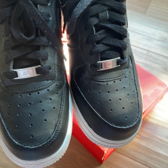 Black Nike Airforces - Picture 2 of 7